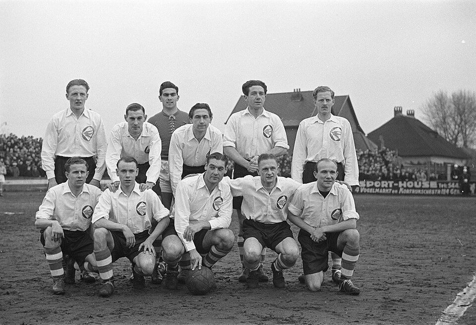 File:Rode Duivels tegen Zwaluwen 1-1. Zwaluwen-elftal, Bestanddeelnr 902-5809.jpg