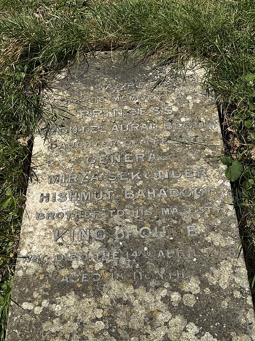Original tombstone on grave of "Omdutel Aurau Begum"