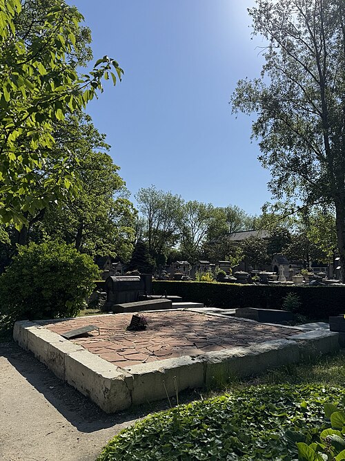 Grave at Père Lachaise Cemetery, Paris (2026)