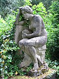 Die Pandora-Figur am Athenebrunnen.