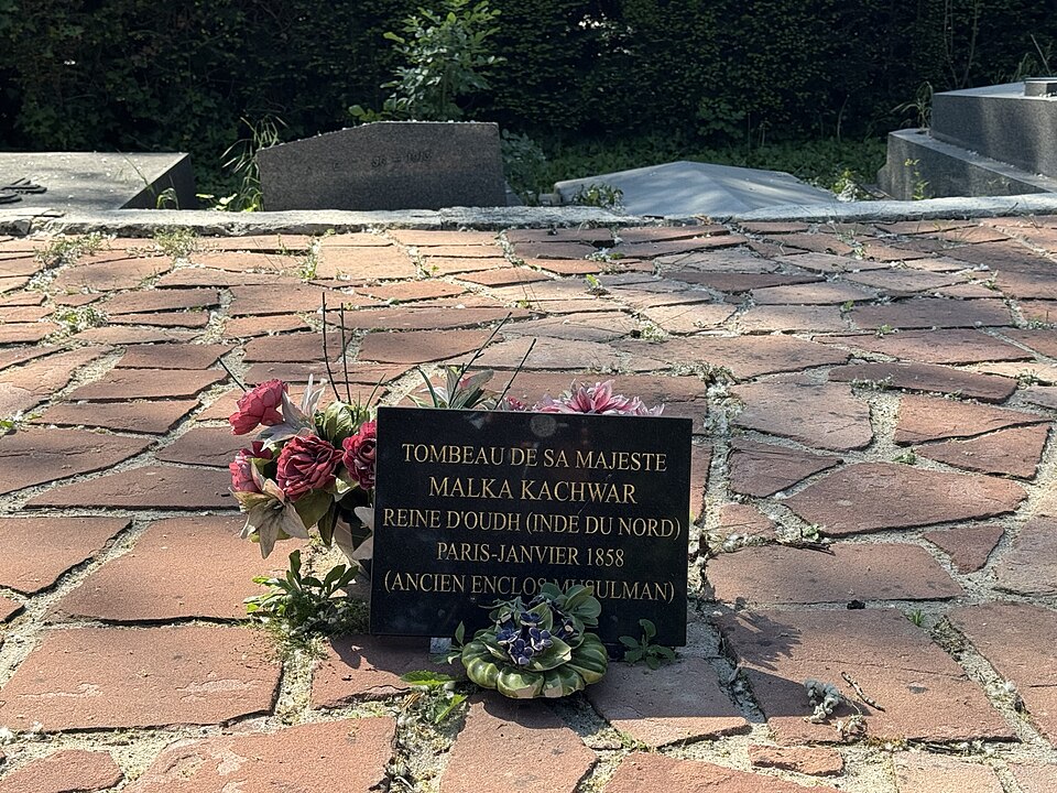 Plaque marking the "Tomb of Her Majesty Malka Kachwar"