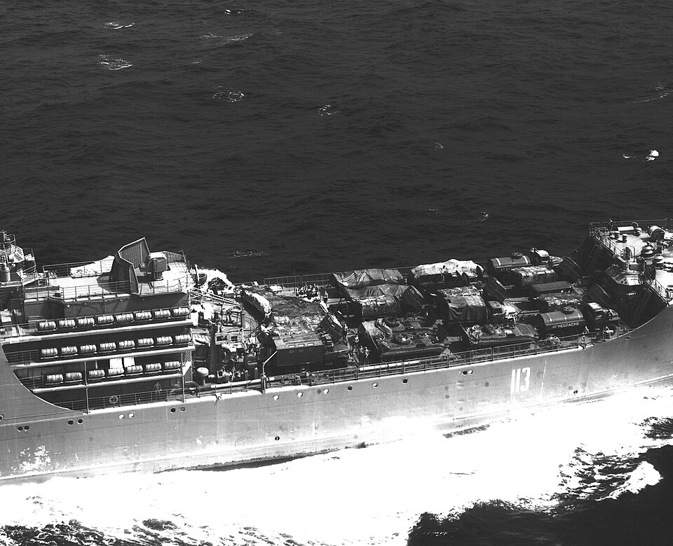 Datei:Ivan Rogov class landing ship with soviet military equipment.JPEG