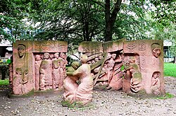 Im Zentrum ist eine Skulptur von zwei sich umarmenden Frauen, im Hintergrund befinden sich mehrere Blöcke in die reliefartig Figuren protestierender Frauen und gefangener Männer sowie jüdische Symbole und hebräische Schriftzeichen gehauen wurden.